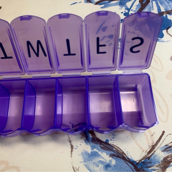 💜 Purple Weekly Pill Organizer NWOT - Picture 5 of 5